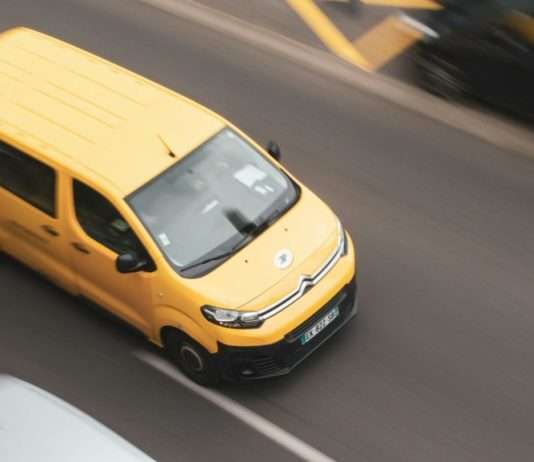 Briefträger werden zu Lieferhelden La_Poste_Zustellung