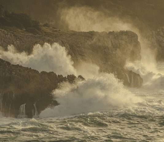„Benjamin“ wütet über Frankreich – droht eine Wetterbombe? Sturm_Küste