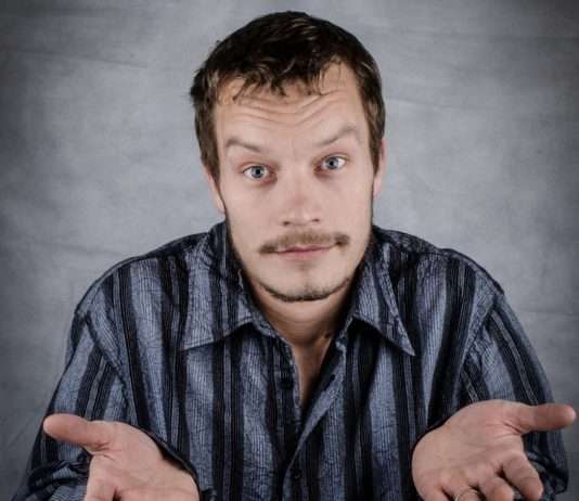 „Parlez-vous Gestik?“: Die fünf unverzichtbarsten Gesten im Alltag der Franzosen Achsezucken