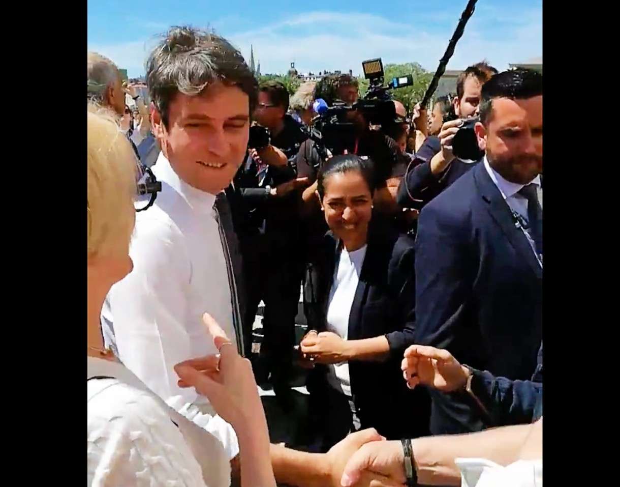 Komplimente für Gabriel Attal in La Rochelle: Zwischen Gedenken und Wählergunst