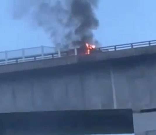 Tragisches Ereignis auf der A40: Mann setzt sein Auto in Brand und stürzt sich in den Tod Autobrand_A40_ScreenX