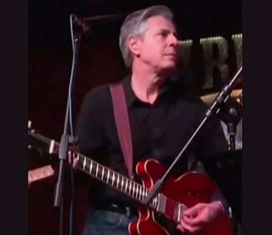 Ein Lied für die Freiheit: Anthony Blinkens musikalische Botschaft in Kiew Blinken_Kiew_Gitarre_ScreenYoutube