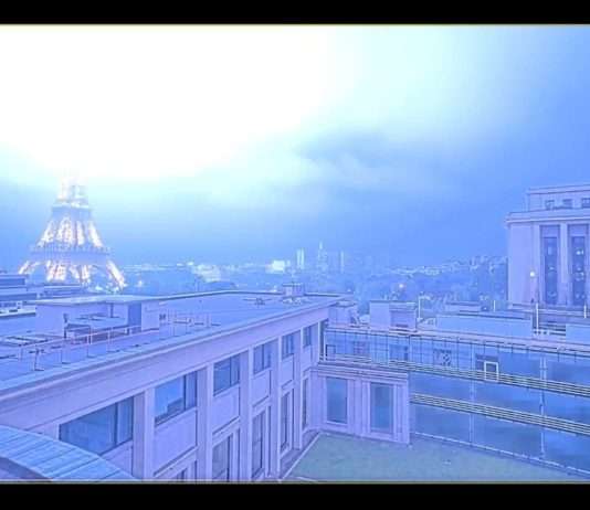 Unwetter in Frankreich: Tödlicher Schlammfluss und erhebliche Schäden Blitzeinschlag_Eiffelturm_ScreenX