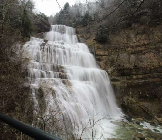 Ein Sprung ins Abenteuer: Die Wasserfälle von L’Éventail im Jura Wasserfälle_Jura