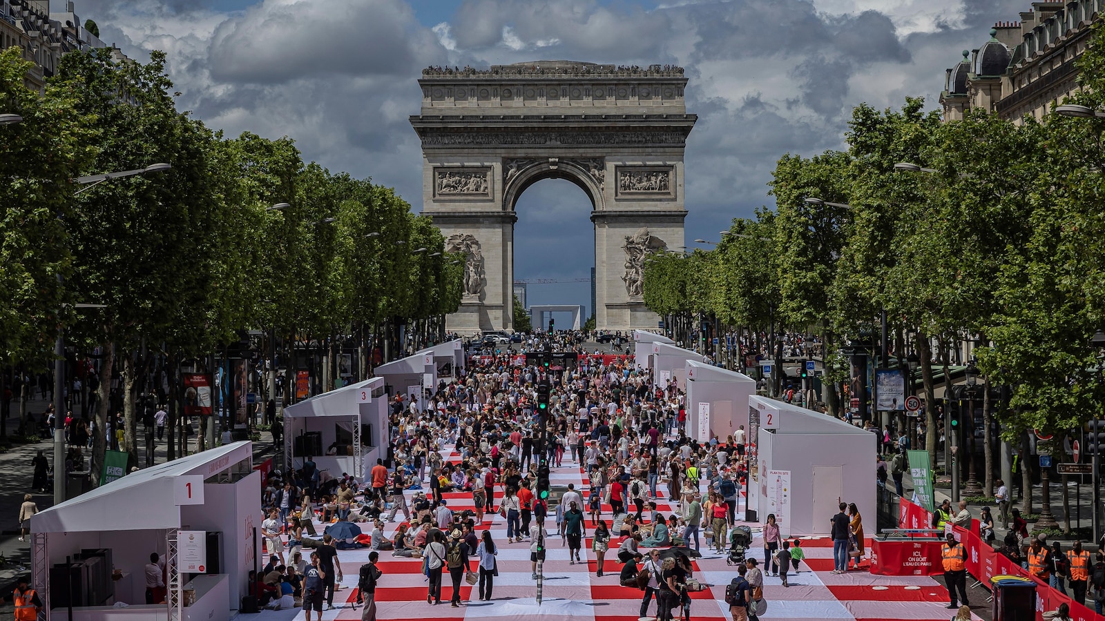 Paris: Ein gigantisches Picknick auf den Champs-Élysées