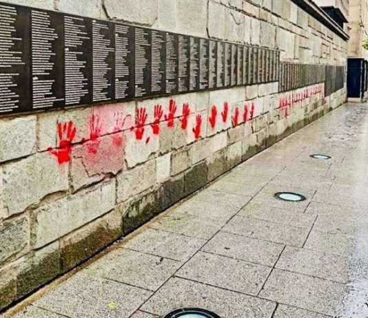 Rote Hände, kalter Krieg – Wie Russland im Herzen von Paris provoziert Holocaust_Denkmal_Paris_ScreenX