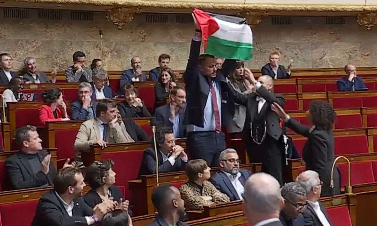Demonstration im Parlament: LFI-Abgeordneter schwenkt die palästinensische Flagge