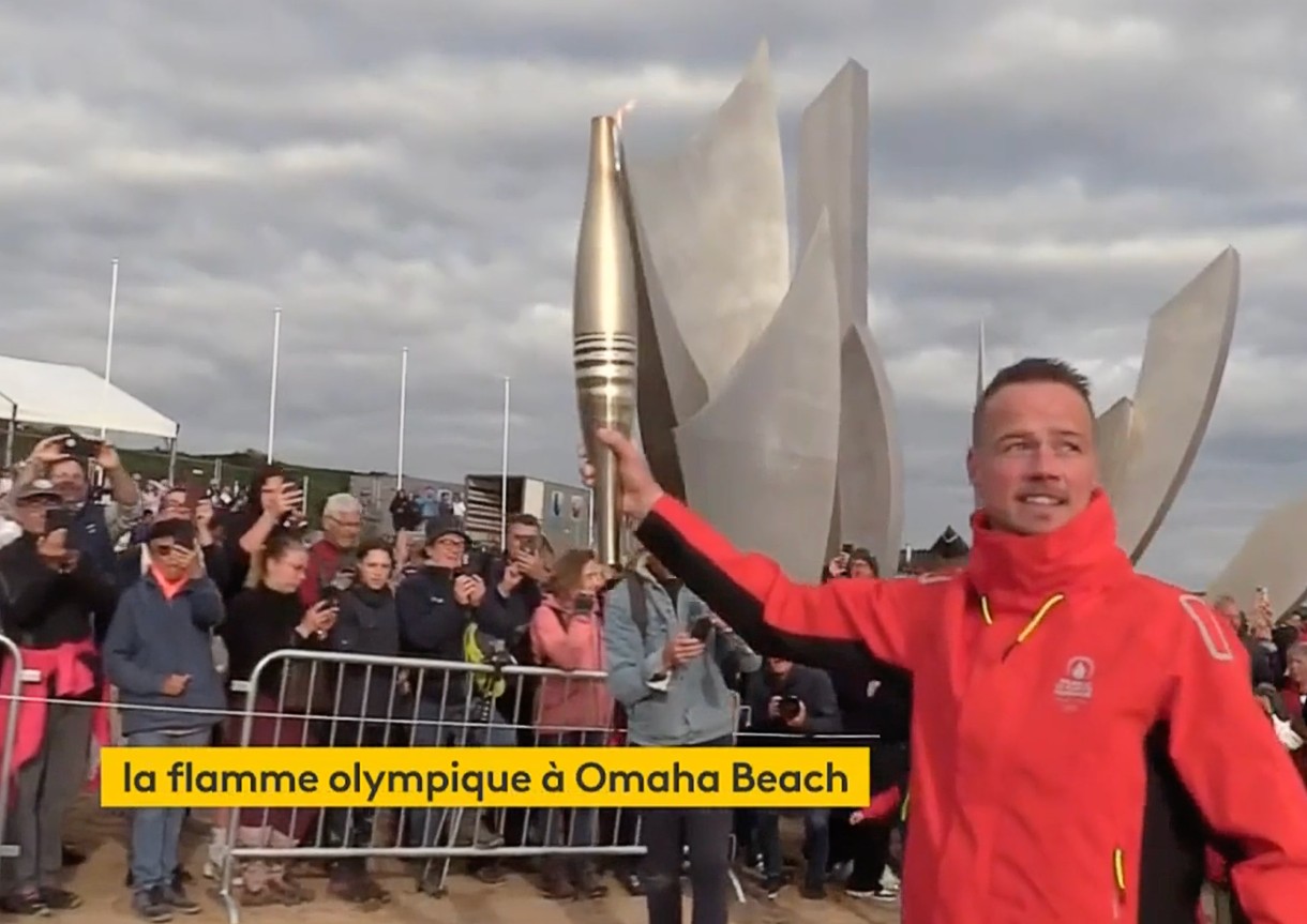Paris 2024: Die Olympische Flamme erreicht die Strände der Normandie