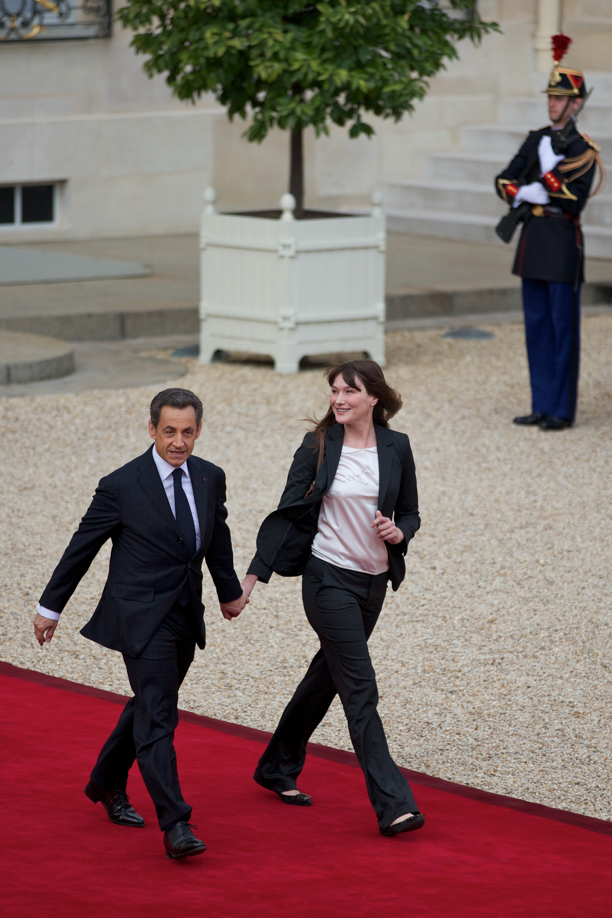 Carla Bruni als Beschuldigte im Ermittlungsverfahren gegen Nicolas Sarkozy befragt