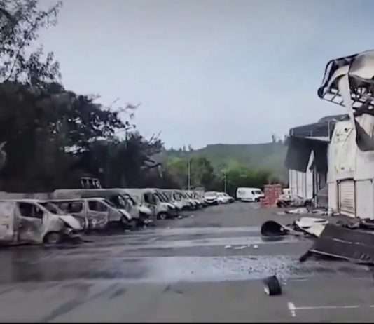 Rätselhafte Verstrickungen: Wie sich Aserbaidschan in die Unruhen von Neukaledonien einmischt Schaeden_in_Noumea_ScreenX