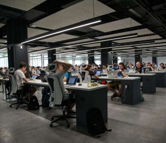 Staatshaushalt 2025: Muss ein Feiertag gestrichen werden? Büro_arbeiten