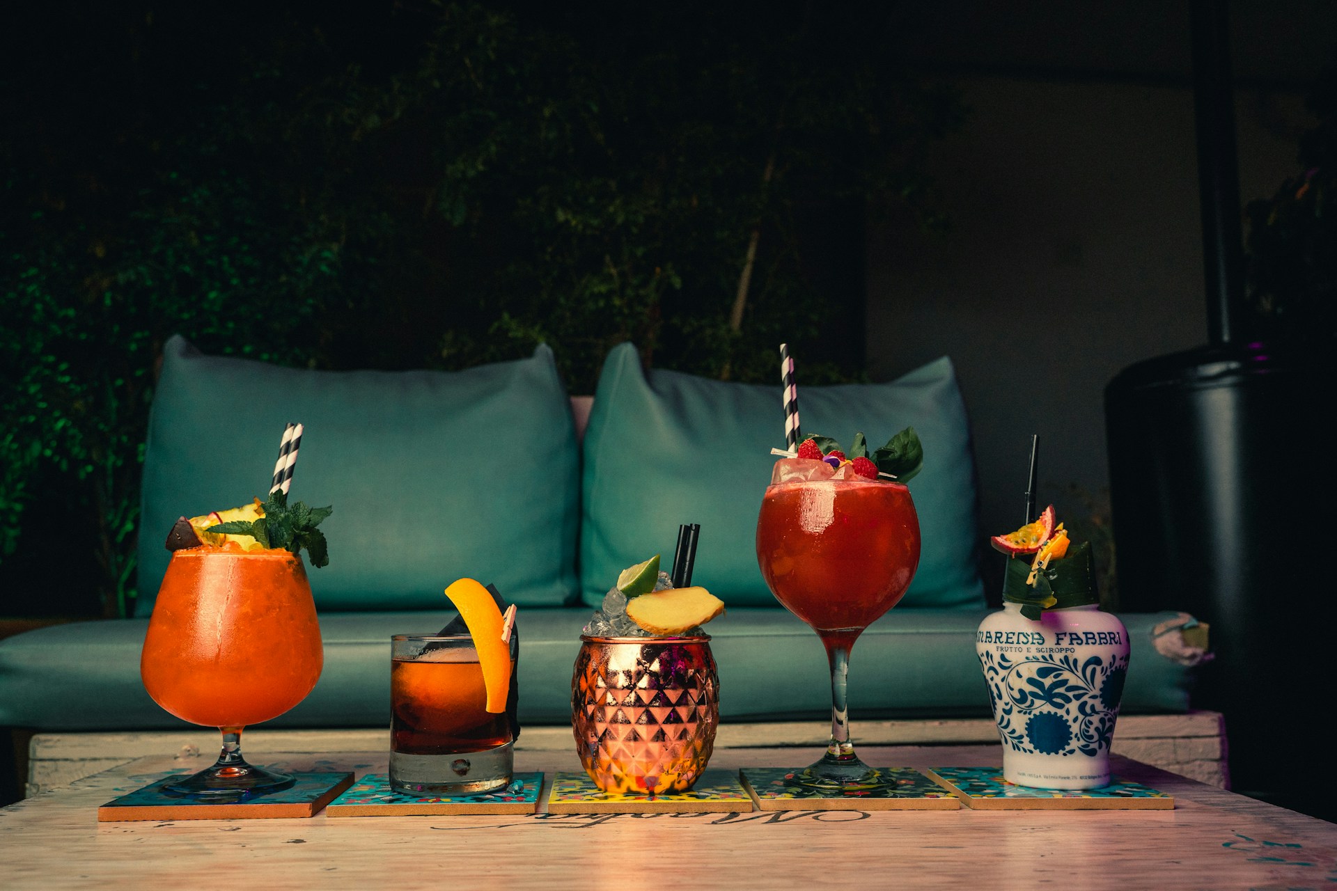 Ein Hoch auf den Internationalen Tag des Cocktails: Eine humorvolle Betrachtung des schmackhaftesten Feiertags