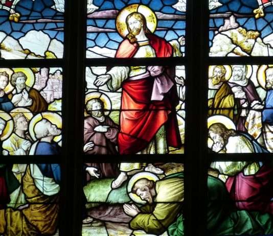 Ein himmlischer Feiertag: Warum feiern wir Himmelfahrt in Frankreich? Kirchenfenster