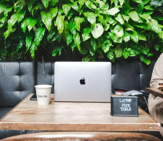 Laptop im Café: Oui oder Non? – Ein humorvoller Blick auf das Arbeiten im französischen Café Laptop_Café