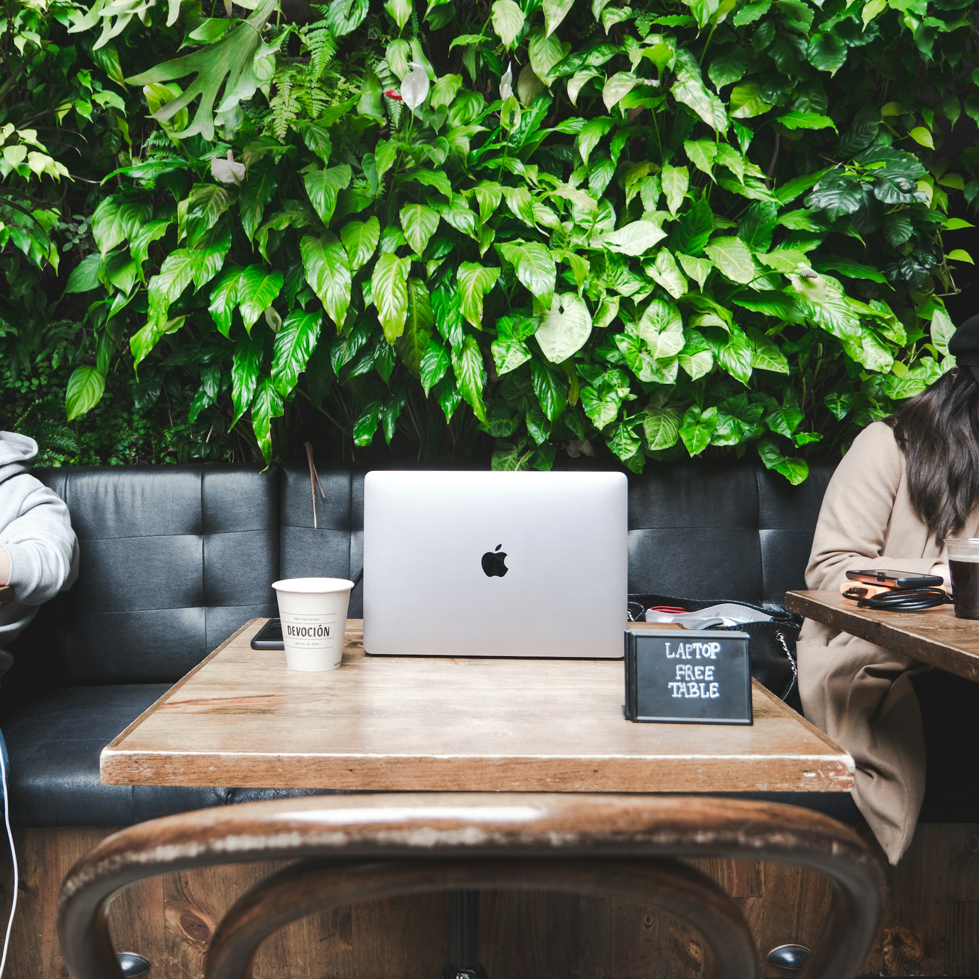 Laptop im Café: Oui oder Non? – Ein humorvoller Blick auf das Arbeiten im französischen Café