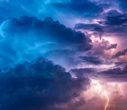 Tragödie auf dem Fußballplatz: Ein Toter und mehrere Verletzte nach Blitzeinschlag im Pas-de-Calais Blitz_Einschlag