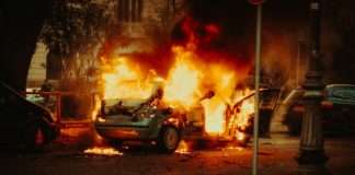 Alençon: Wenn die Gewalt gegen den Staat vor dem Justizpalast brennt Brennende_Autos_Unruhen
