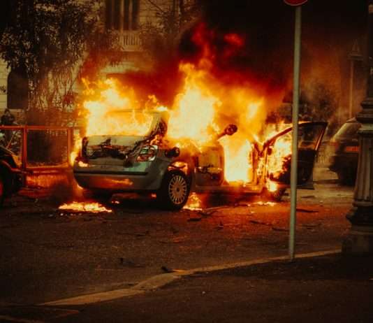 Angriffe auf französische Gefängnisse: Eskalation mit Warncharakter Brennende_Autos_Unruhen