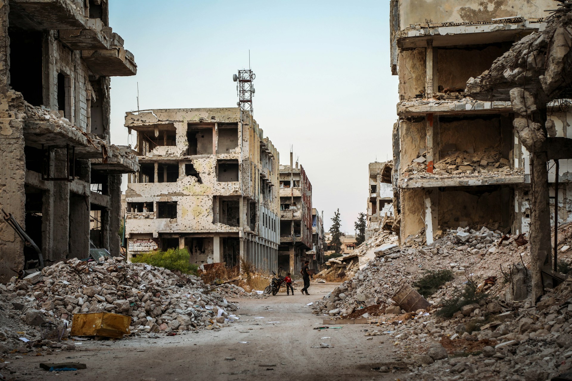 Historischer Prozess in Paris: Drei syrische Generäle wegen Verbrechen gegen die Menschlichkeit angeklagt