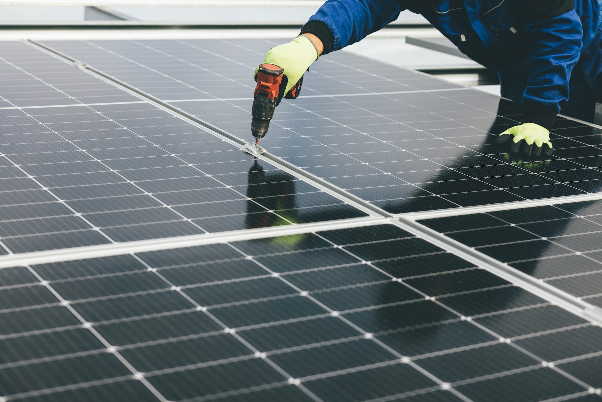 Solarenergie im Eigenbau: Solarpanel-Workshops im Morbihan