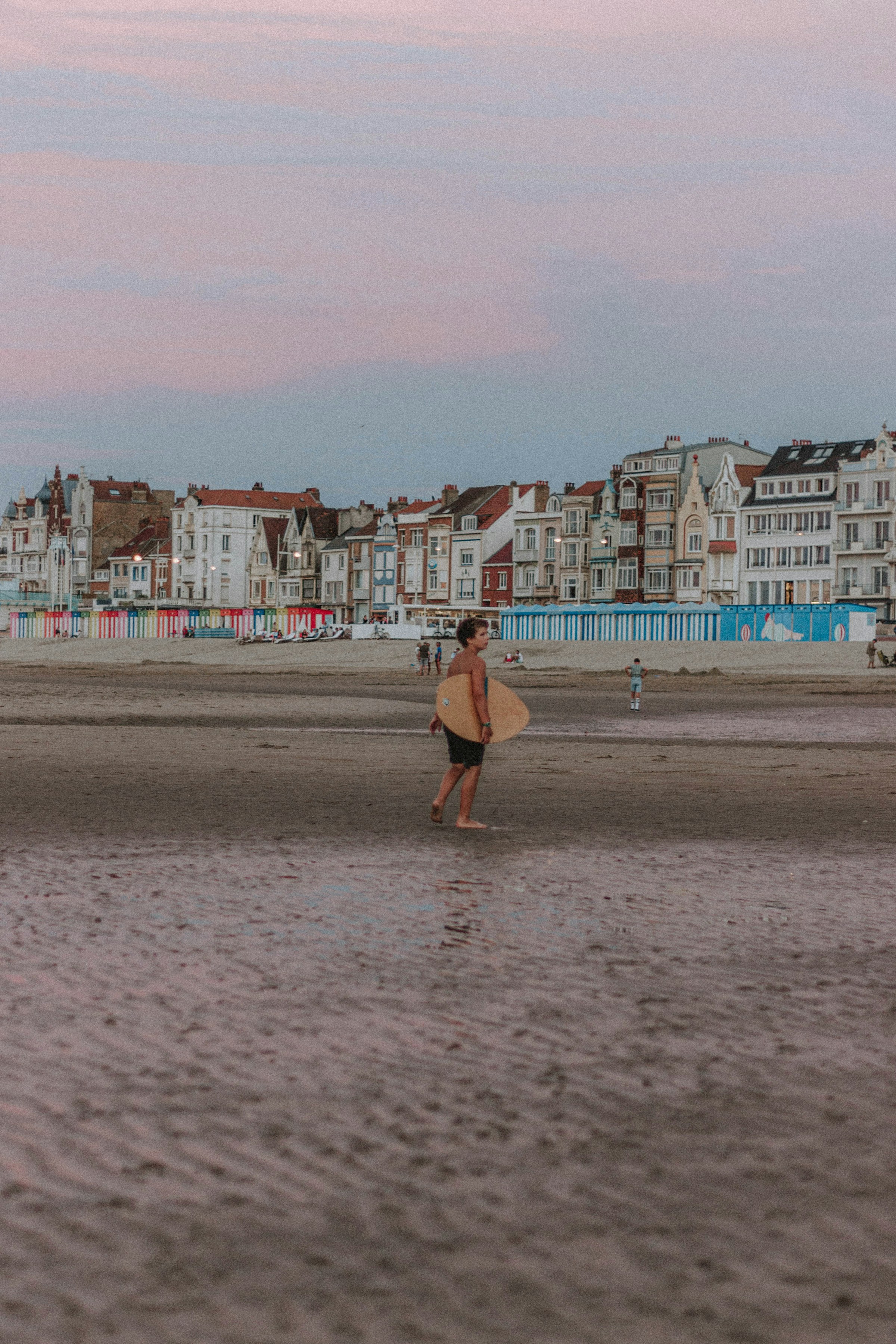 Dünkirchen erlebt vorgezogenen Sommeransturm an der Nordseeküste