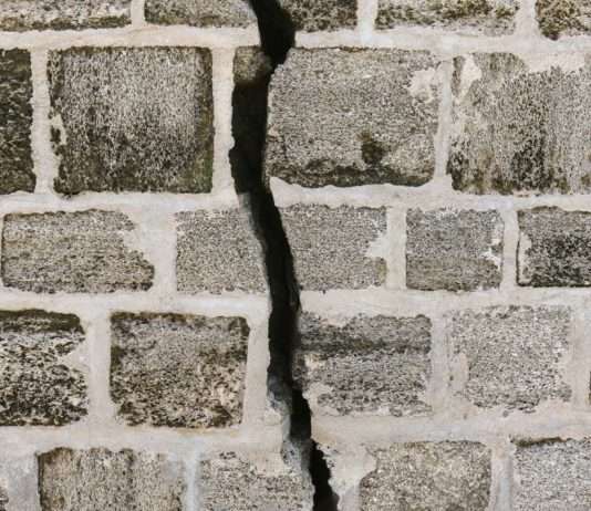 Alarmierende Prognose: Bis 2050 könnten drei Viertel der Häuser in Frankreich Risse aufweisen Wand_Riss