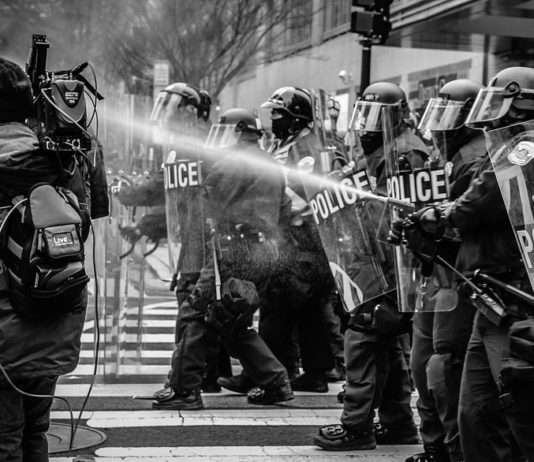 Pressefreiheit 2024: Frankreich verbessert sich, globale Herausforderungen bleiben Journalismus