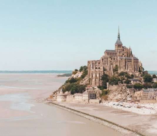 Paris 2024: Die olympische Flamme erleuchtet den Mont Saint-Michel Mont-St-Michel