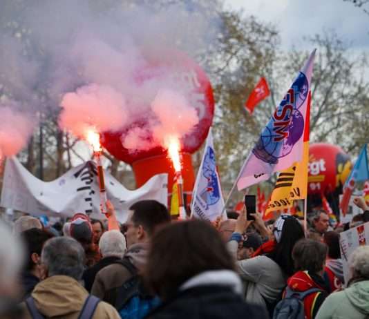 Generalstreik am 2. Oktober 2025: Kraftprobe zwischen Regierung und Gewerkschaften Demonstration