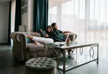 Kinderlosigkeit als bewusste Entscheidung: Ein wachsender Trend in Frankreich Junges_Paar