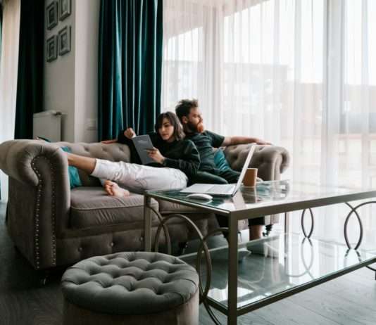 Kinderlosigkeit als bewusste Entscheidung: Ein wachsender Trend in Frankreich Junges_Paar