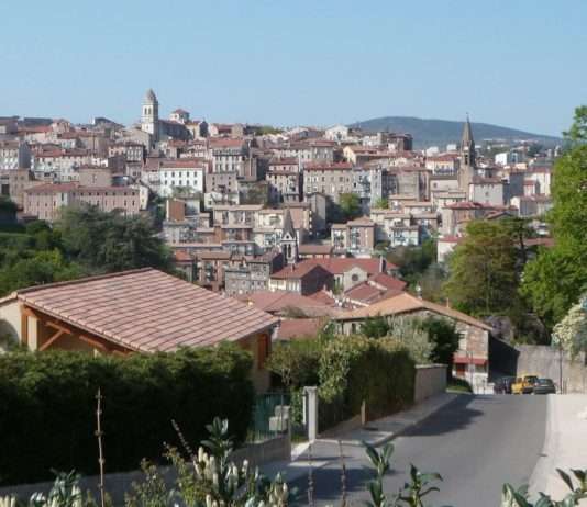 Entdecke Annonay: Eine Zeitreise durch Geschichte und Kultur Annonay,_vue_générale