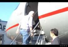 Julian Assange: Held oder Schurke? Assange_Flugzeug_ScreenX