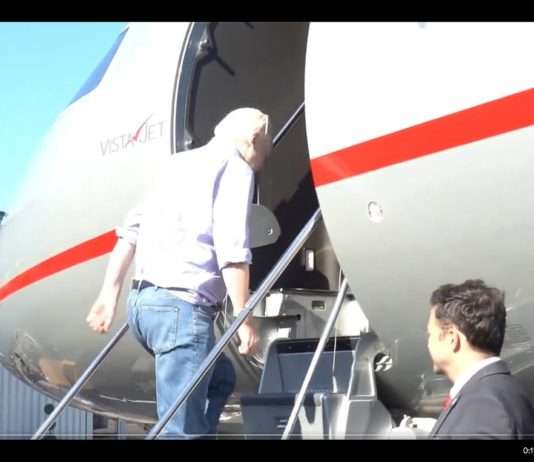 Julian Assange: Held oder Schurke? Assange_Flugzeug_ScreenX