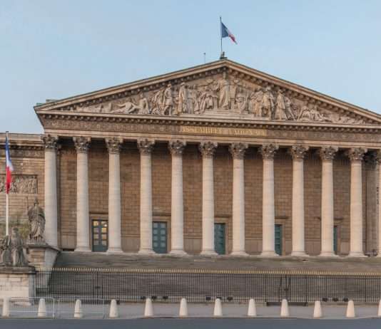 Sparpolitik als Zerreißprobe: Wie sich die französische Rechte vor dem Vertrauensvotum neu positioniert Palais-Bourbon_Nationalversammlung