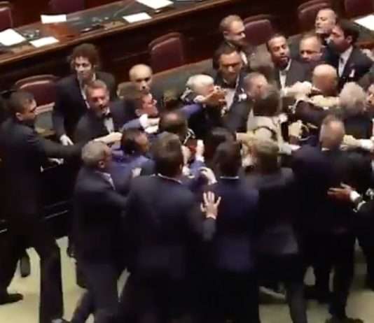 Tumult im italienischen Parlament: Schlägerei während hitziger Debatte Schlaegerei_Parlament_Rom_ScreenX