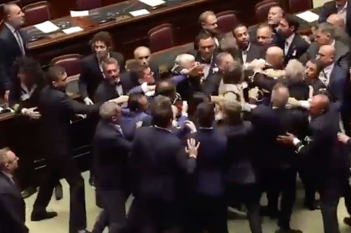 Tumult im italienischen Parlament: Schlägerei während hitziger Debatte