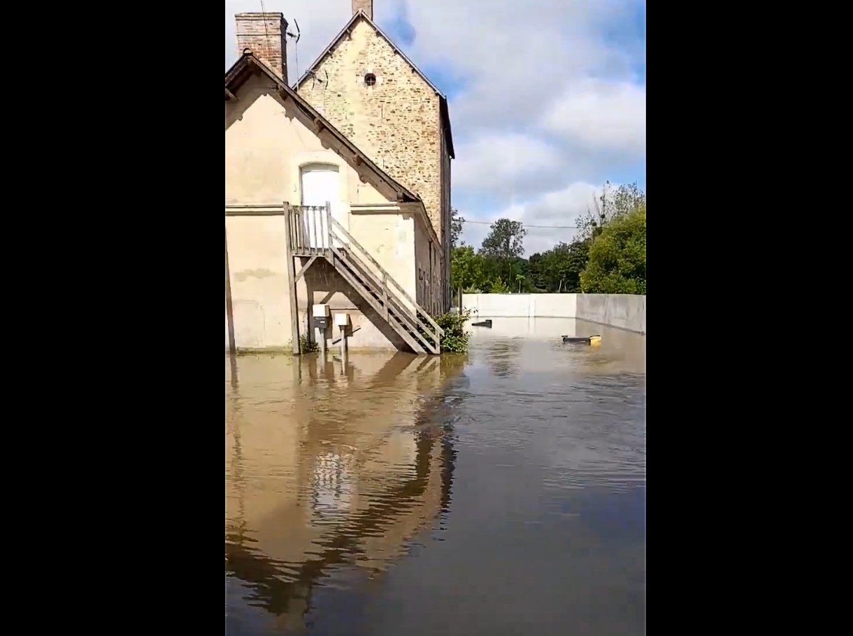 Unwetter in Mayenne: Historische Fluten setzen Region unter Wasser