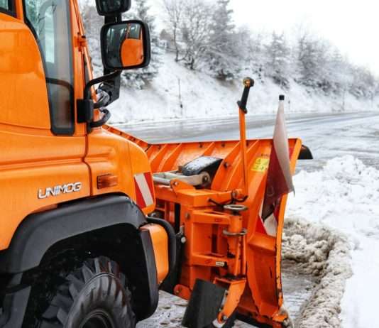 Alpen im Ausnahmezustand: Schneemassen, Glätte, Lawinengefahr – der Winter ist da Schneepflug