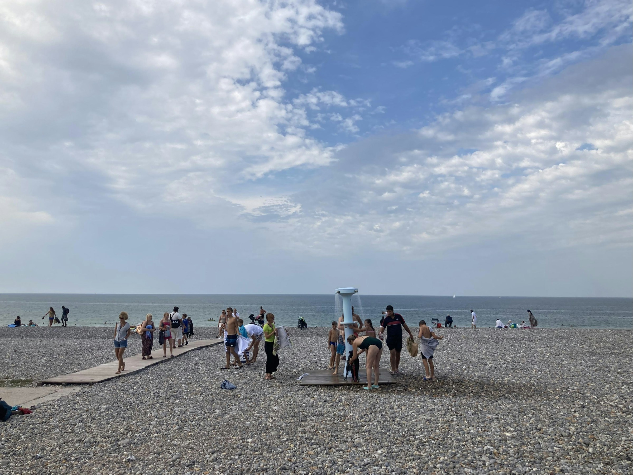 Streit um Strandduschen: Wassereinschränkungen im Fokus