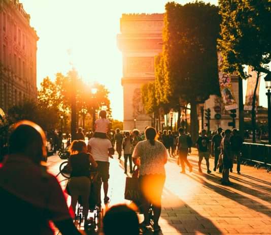 Macron löst Nationalversammlung auf – Frankreich befindet sich in Aufruhr Paris_Menschen