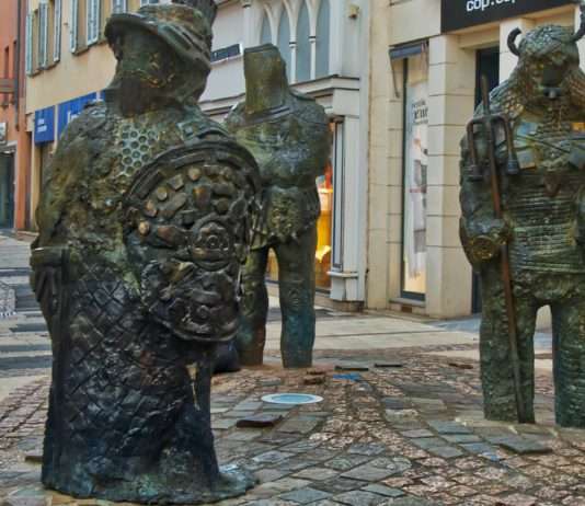 Chartres: Ein Spaziergang durch Geschichte und Kunst Chartres