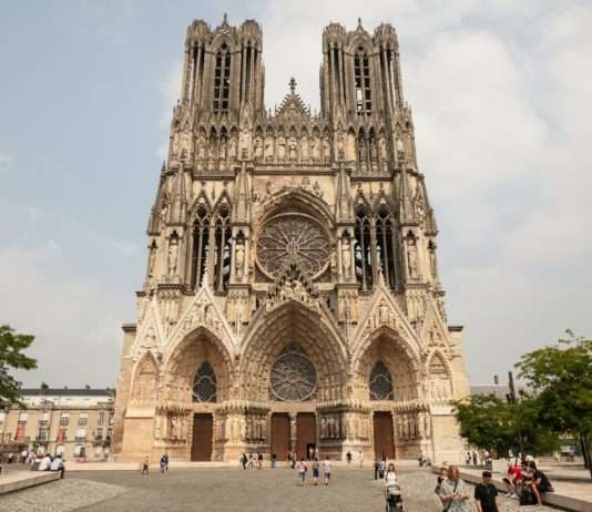 Hass auf heiligem Boden – Antisemitische Schmierereien an der Kathedrale von Reims erschüttern Frankreich Reims