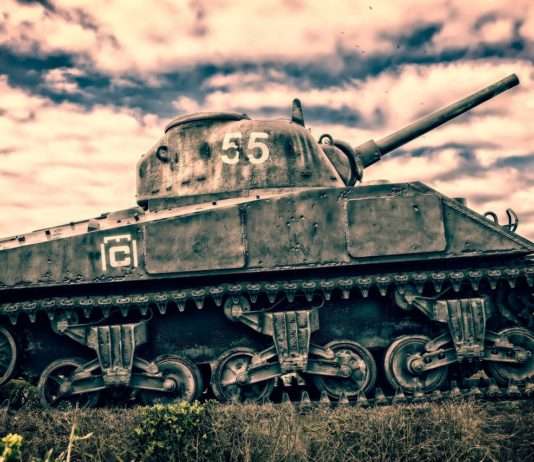 80 Jahre D-Day: Der Sommer 1944 und die Opfer der Normandie Panzer_Mahnmal