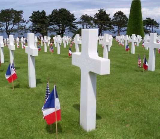 80 Jahre D-Day: Die Normandie zieht Besucher aus aller Welt an Soldatenfriedhof_D-Day