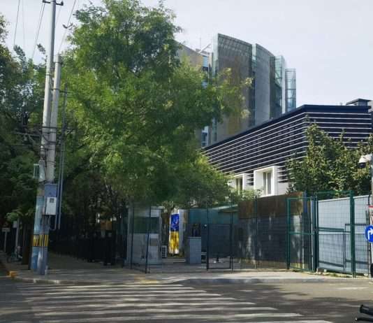 Wahlen in der Ferne: Französische Expats in Peking mobilisieren sich für die Parlamentswahl 2024 Französische_Botschaft_Peking