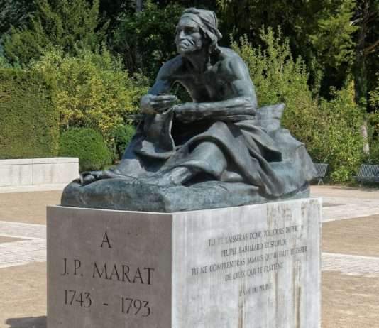 Die Titanen der Französischen Revolution: Einflüsse und Vermächtnisse Statue_Jean-Paul_Marat