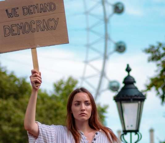 Editorial: Die Eskalation der politischen Gewalt – Ein Weckruf für die Demokratie Demokratie