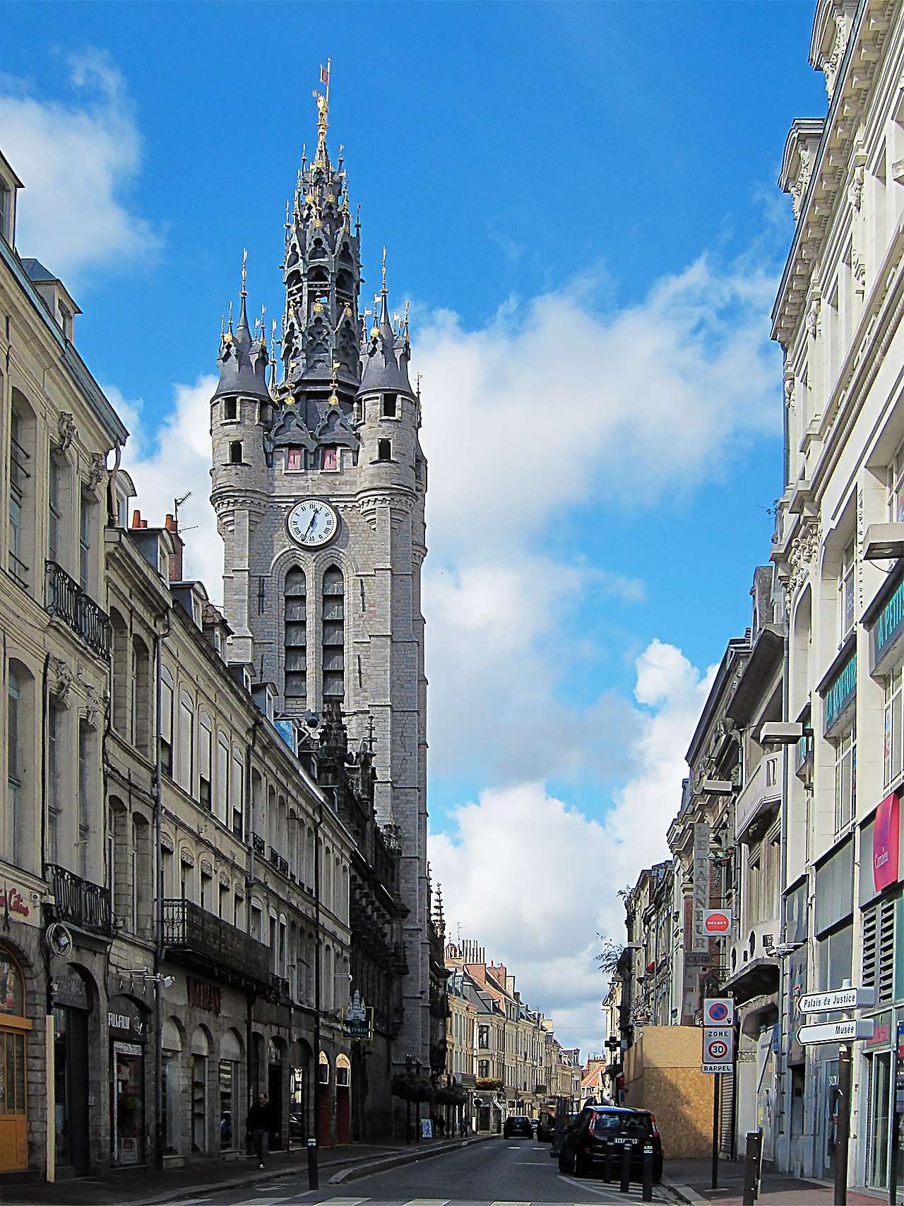Wahrzeichen von Douai: Ein gotisches Meisterwerk und ein Lieblingsmonument der Franzosen