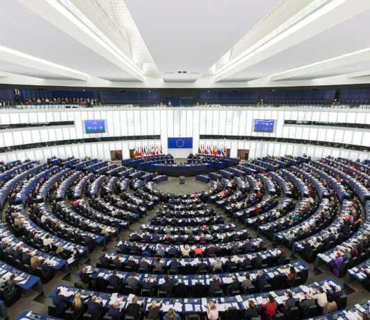 Neue Vorwürfe gegen den Rassemblement National: Ein systemisches Finanzproblem? European_Parliament_Strasbourg_Hemicycle_-_Diliff
